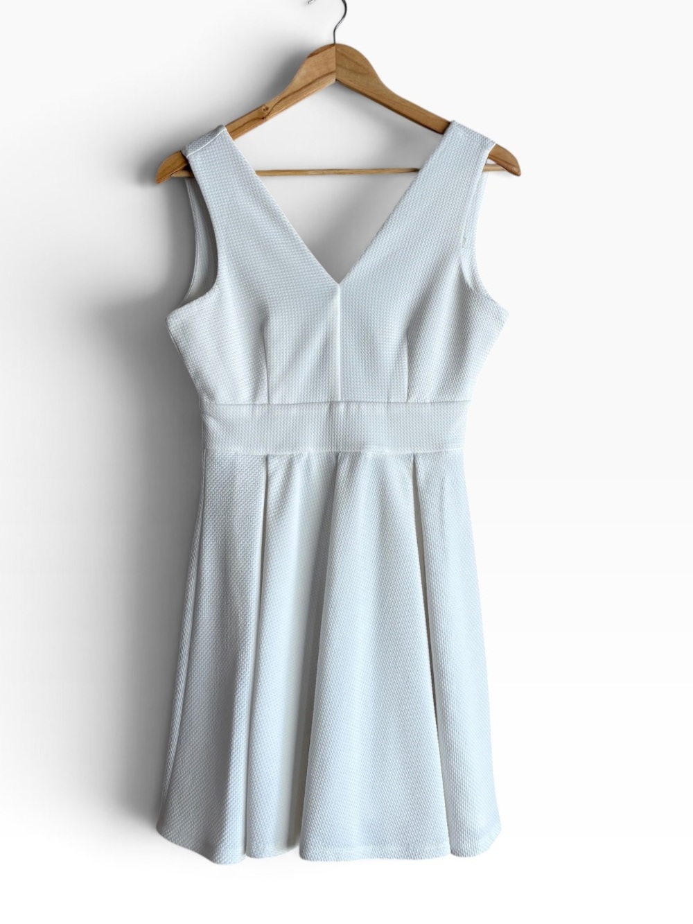 Haute Monde White Textured V-Neck Sleeveless Fit & Flare Dress Size L